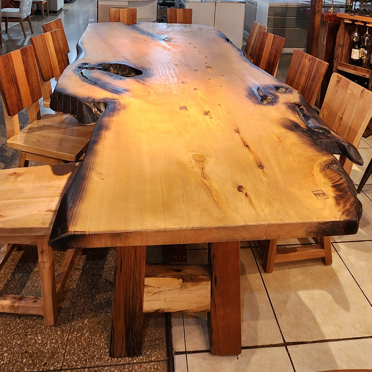 Mesa en pieza completa de cipres con base Cross fabricada en durmientes de tren