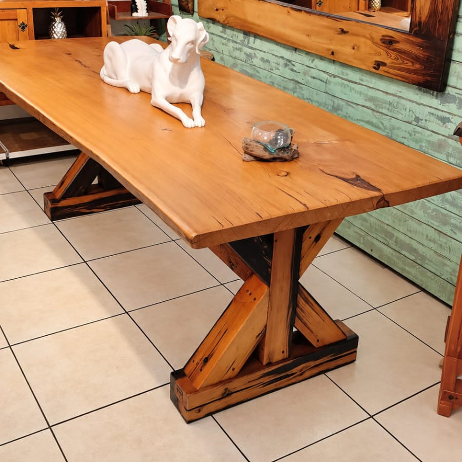 detalle de cubierta de ciprés en pieza completa para mesa de comedor