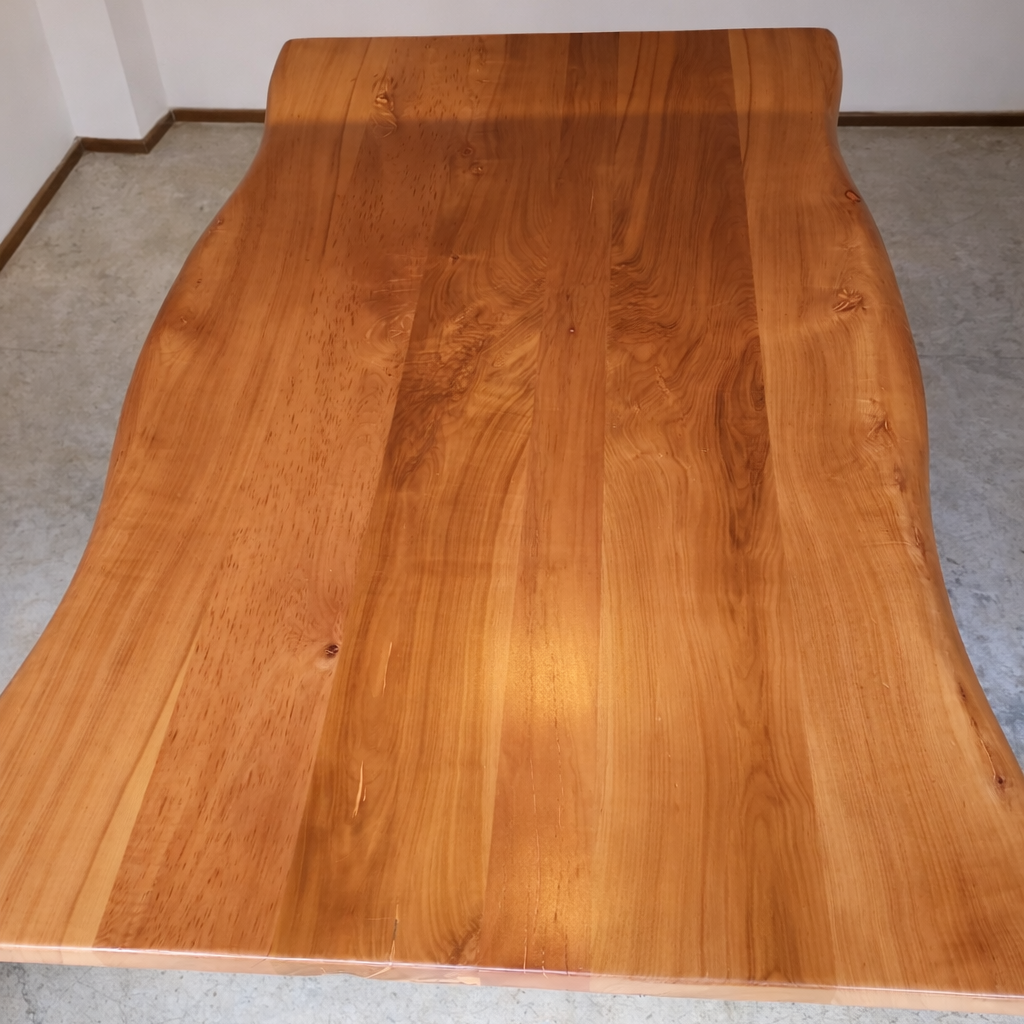 Detalle de cubierta de lenga natural con vetas de madera