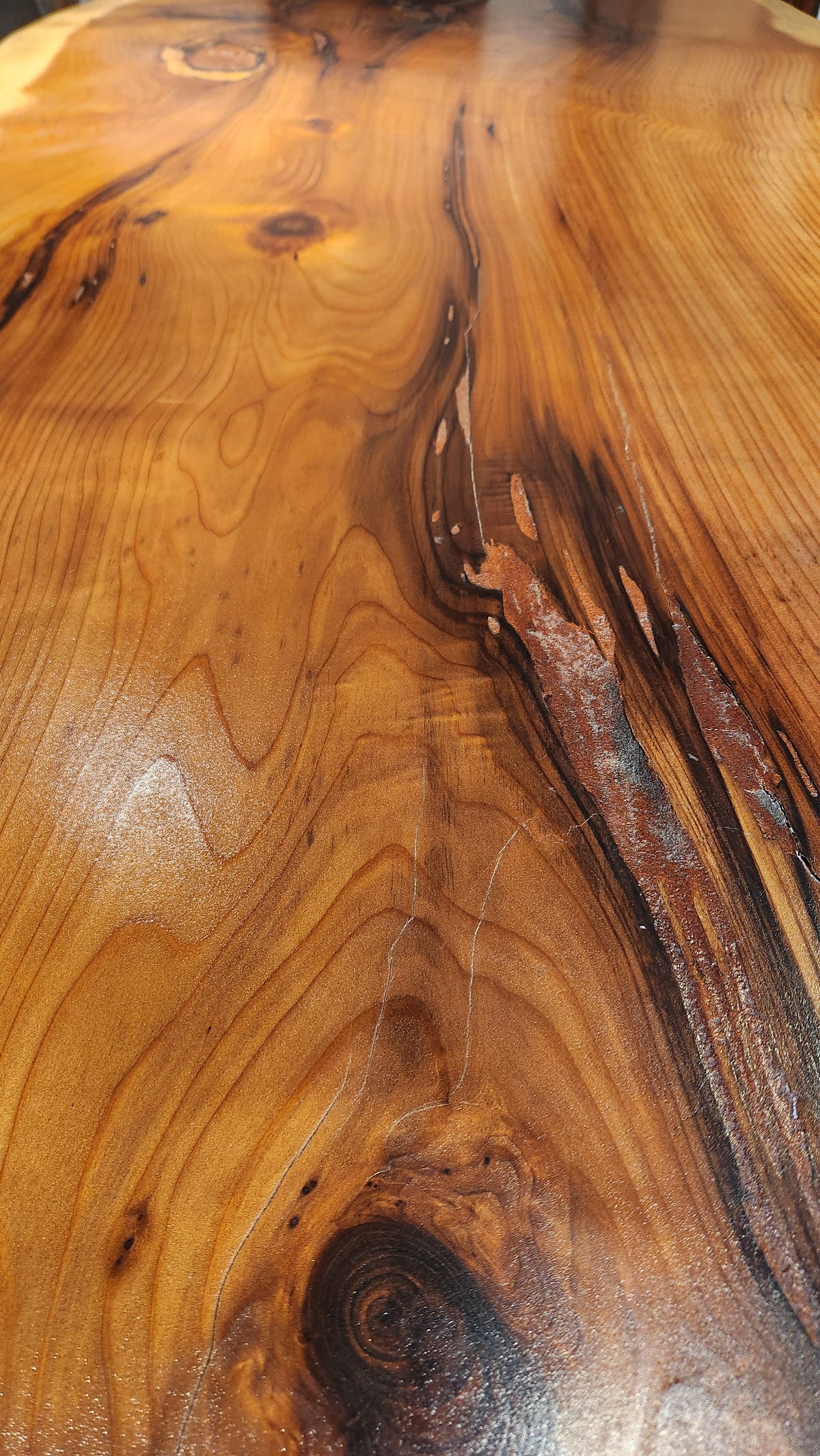 Detalle de cubierta de secuoya con vetas y borde natural