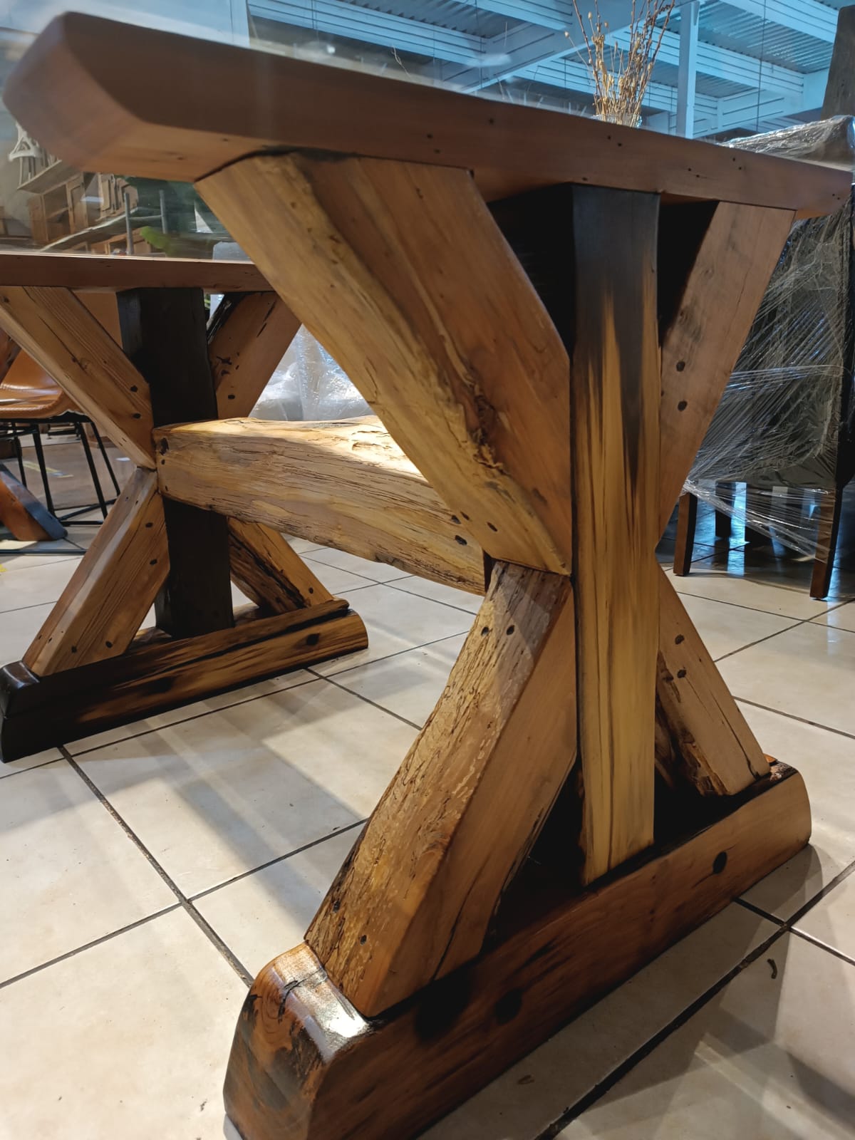 Detalle de vetas naturales de madera de lenga en cubierta de mesa