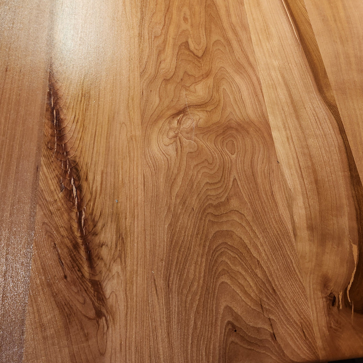 Detalle de vetas de madera lenga en cubierta de mesa