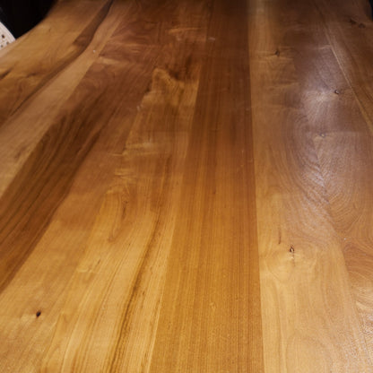 Detalle de vetas y tonalidades de cubierta de madera lenga natural