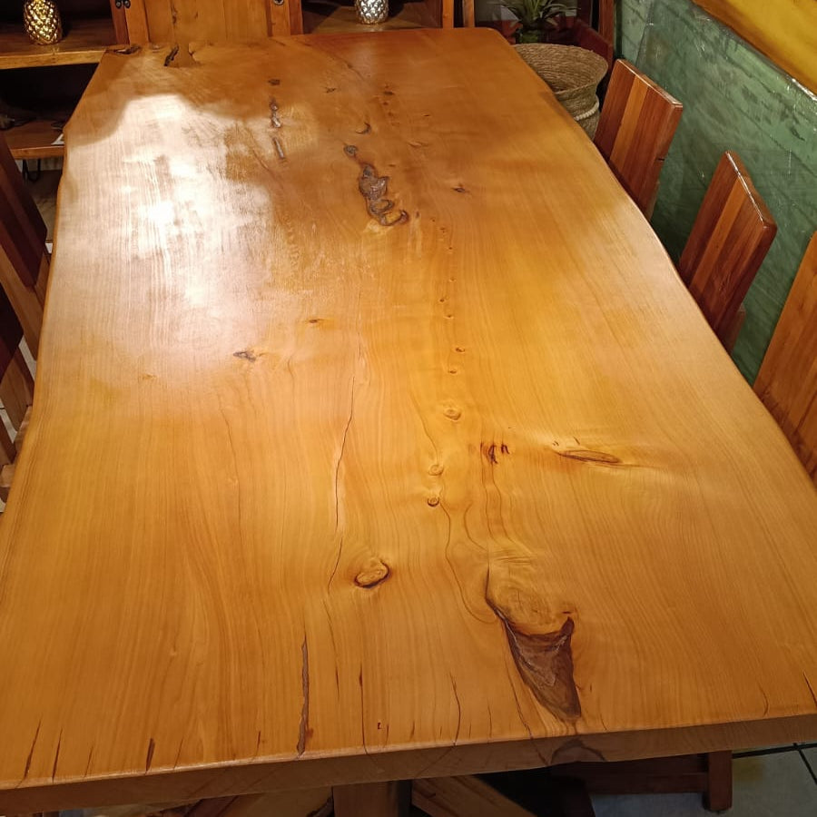 Mesa de comedor de ciprés con estructura de madera de durmientes de tren