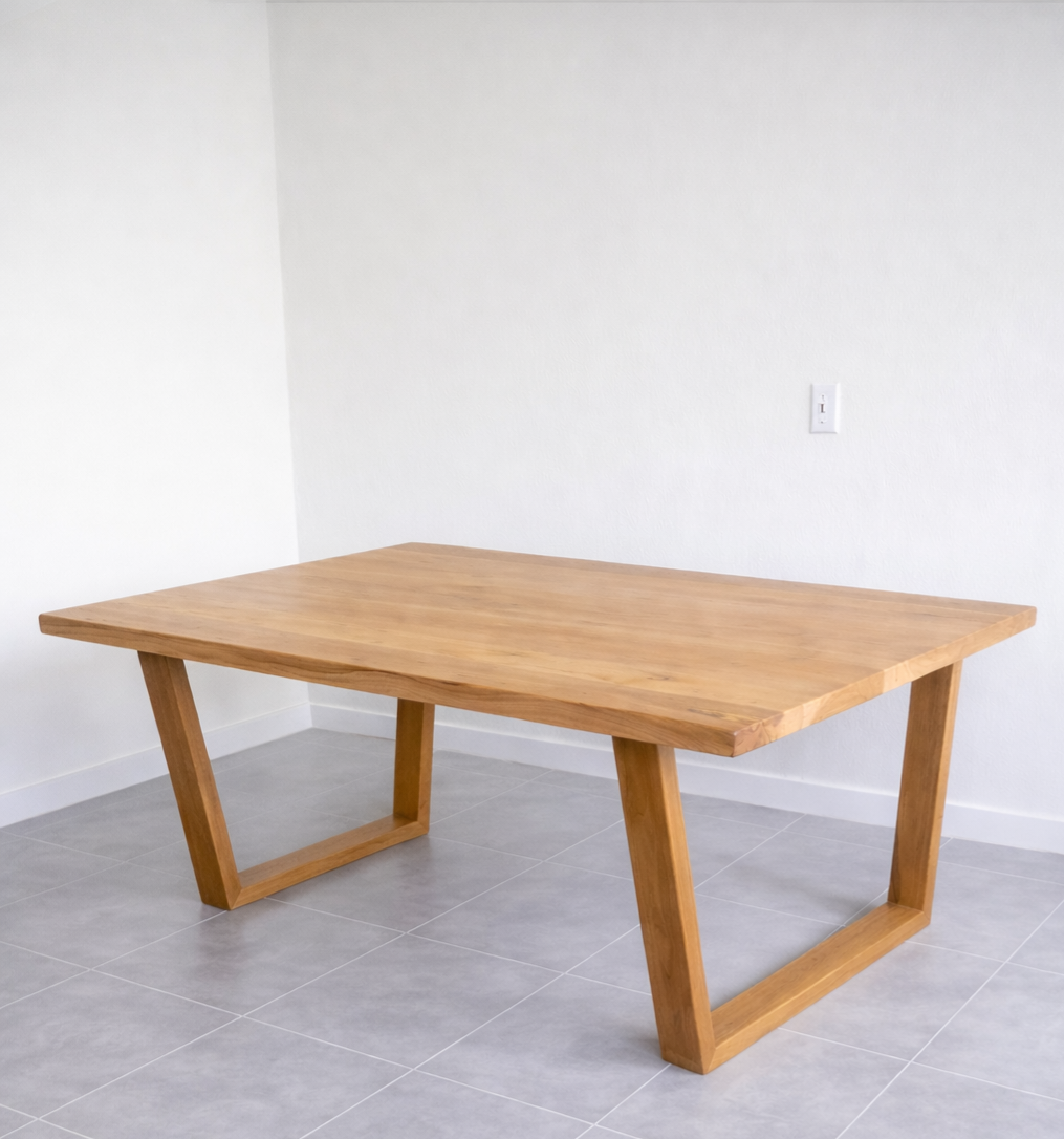 Mesa de comedor de madera lenga con patas de madera