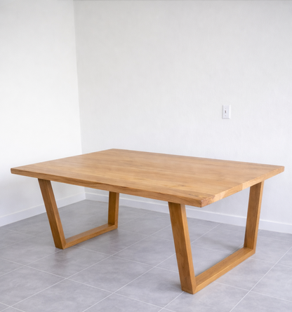 Mesa de comedor de madera lenga con patas de madera