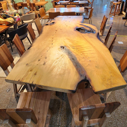 Mesa de comedor grande de madera de ciprés con vetas naturales