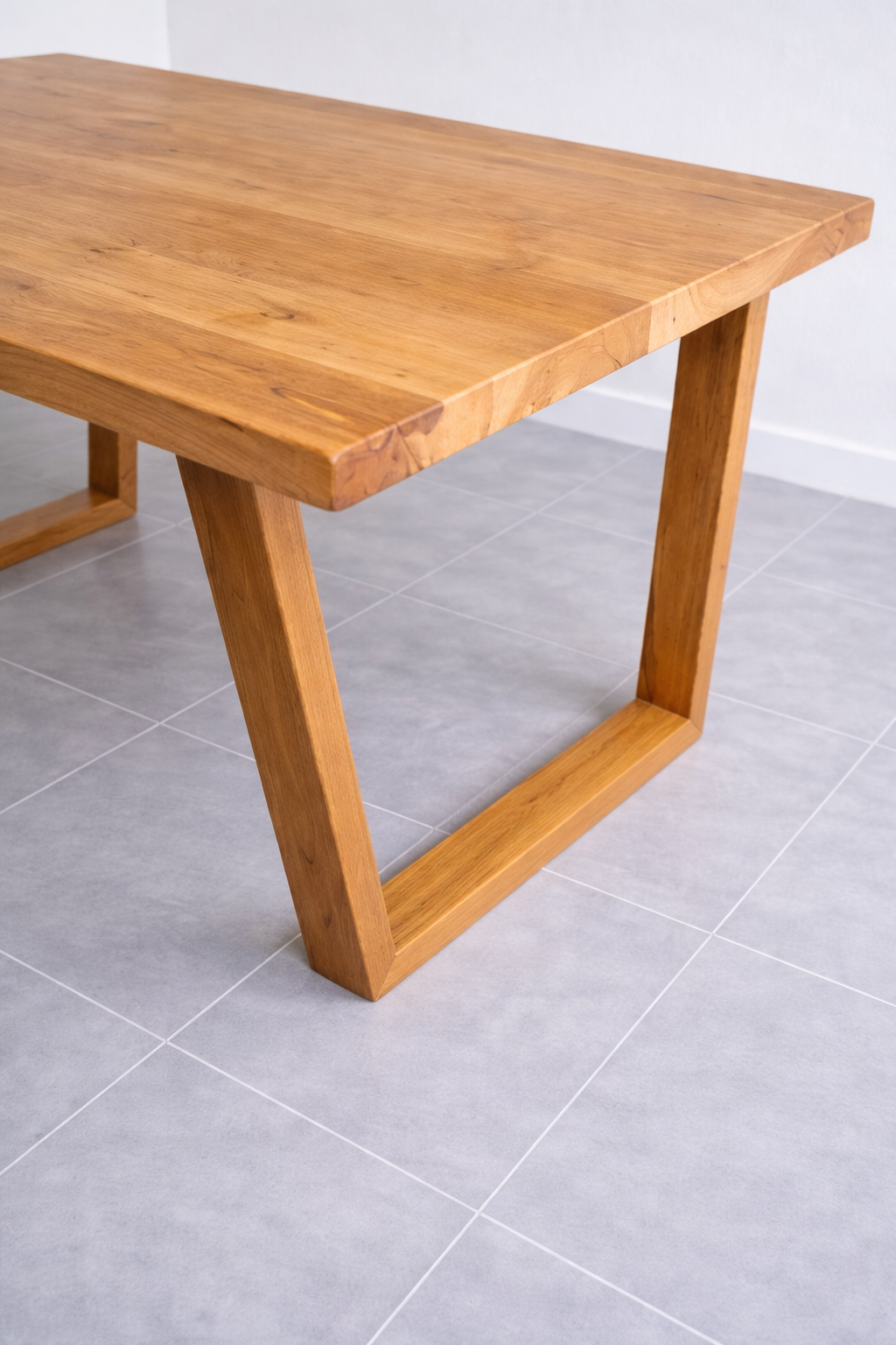 Mesa de comedor de lenga natural con estructura de patas de madera