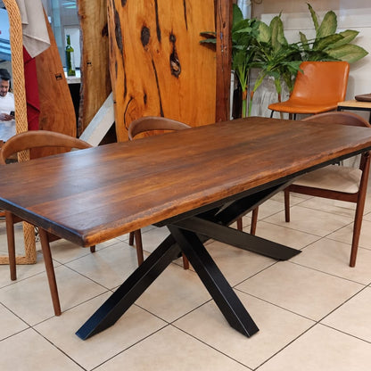 Mesa industrial de madera lenga color nogal con estructura Da Vinci de fierro