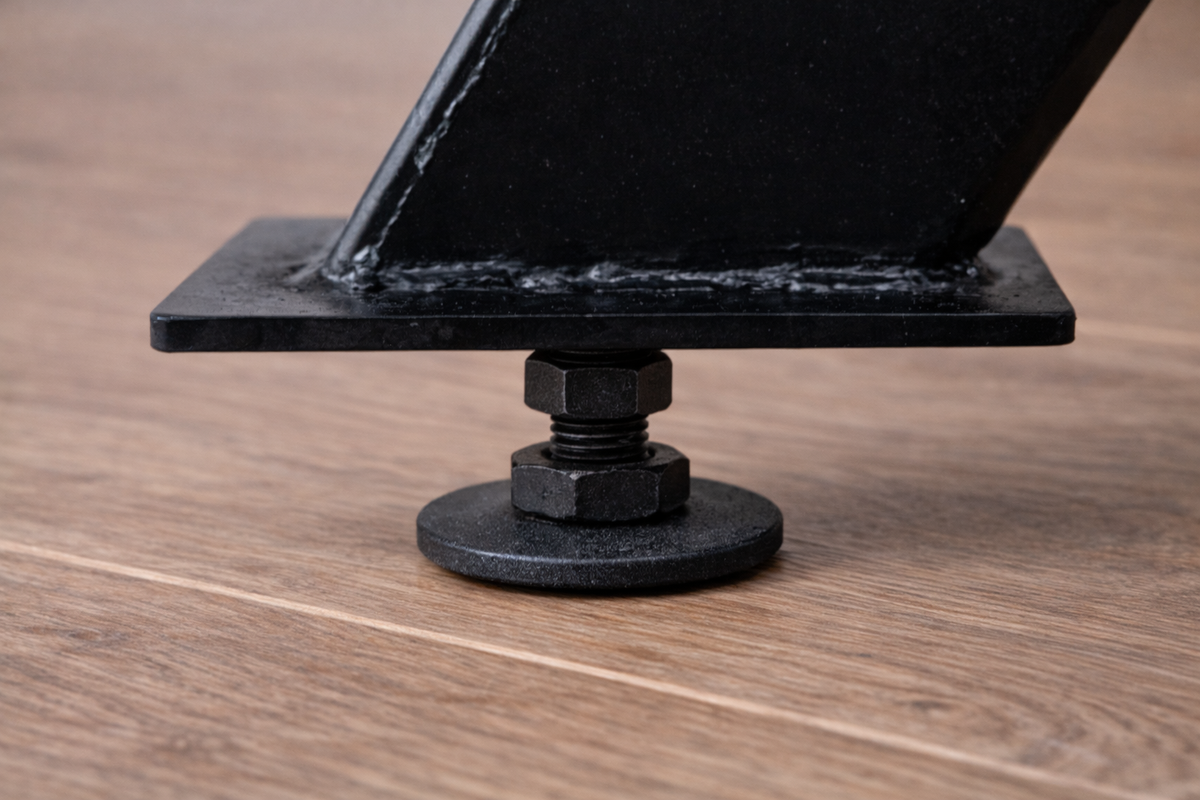 Nivelador regulable en estructura de fierro de mesa de comedor