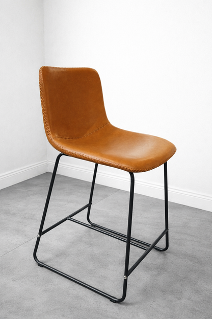 Silla de bar alta con respaldo y estructura de fierro negro