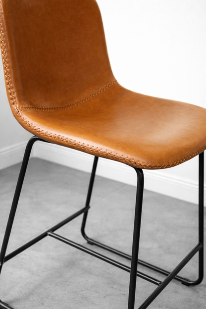 Silla alta de bar con asiento café y patas de fierro negro