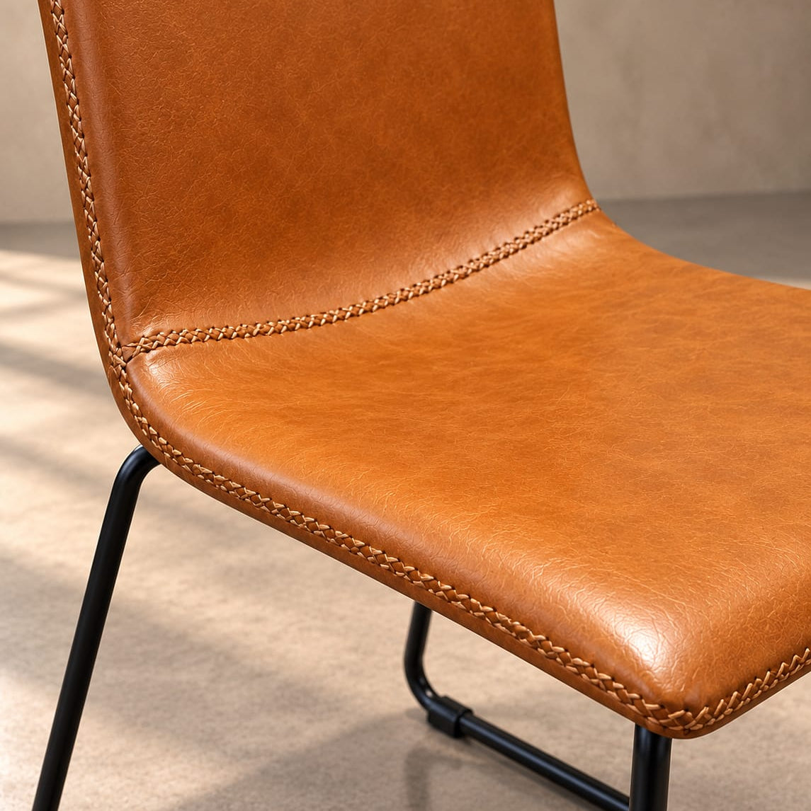 Silla de comedor tapizada en ecocuero con patas de fierro negro