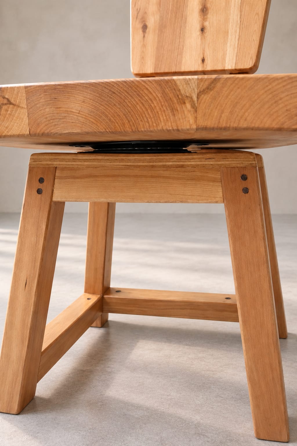 Vista posterior de silla de comedor de lenga con respaldo de madera