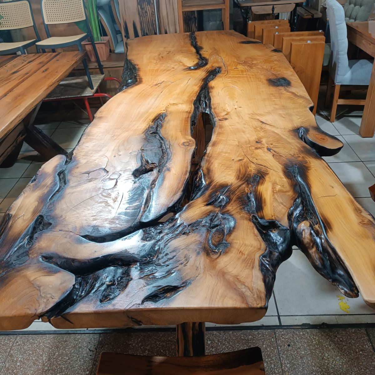 Mesa de comedor de ciprés pieza única con base Cross de durmientes de tren